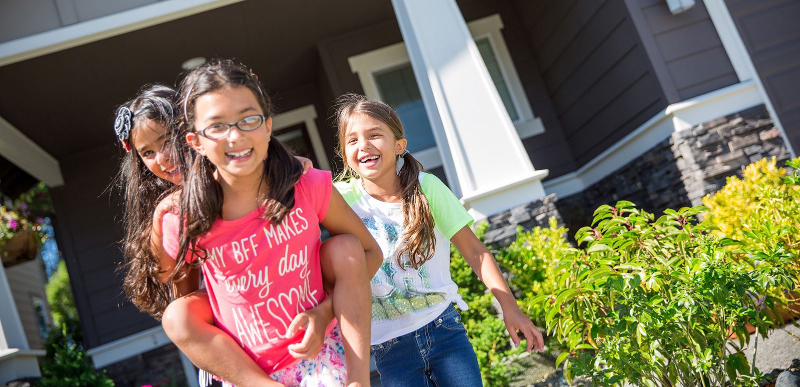 tehaleh-girls-playing-in-front-of-the-house.jpg