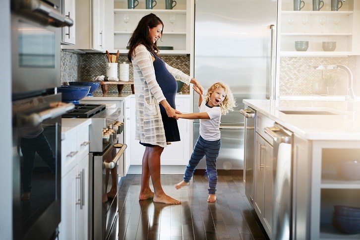 Pregnant woman with child in kitchen Tehaleh.jpg