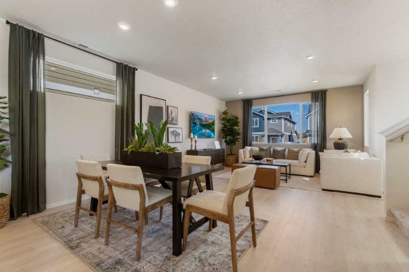 goldenwood-dining-room2.jpg